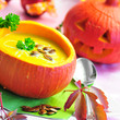 Kürbiscremsuppe in einer Hokkaidofrucht