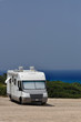 Camper in sosta sulla spiaggia
