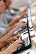 Viele Hände an Laptops