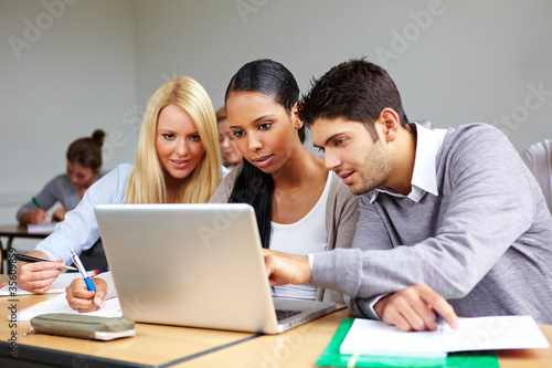 Foto: Studenten arbeiten am Laptop Studenten arbeiten am Laptop