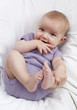 Foto: sourire de bébé suçant son pouce sourire de bébé suçant son pouce