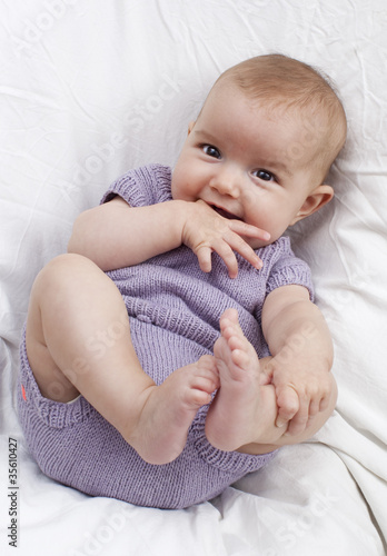 Photo: sourire de bébé suçant son pouce sourire de bébé suçant son pouce