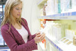 Photo: Femme lisant la composition des cosmétiques Femme lisant la composition des cosmétiques