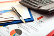 Foto: Pen on financial documents and calculator Pen on financial documents and calculator