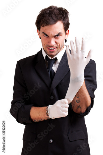 Photo: irrer Mann zieht Latexhandschuhe an irrer Mann zieht Latexhandschuhe an