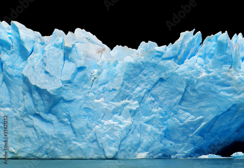Foto: Blue icebergs isolated on black. Blue icebergs isolated on black.