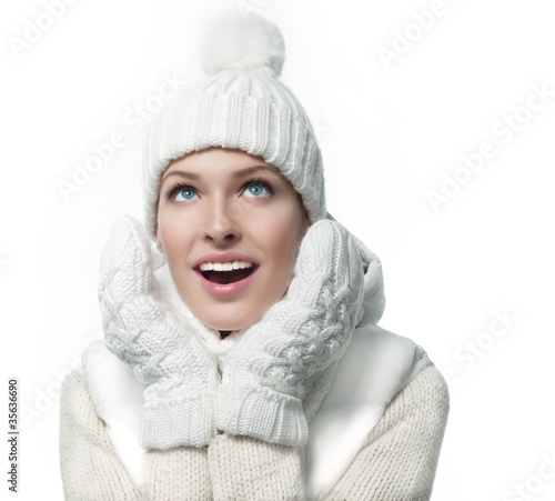 Photo : girl in winter clothes girl in winter clothes