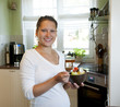 schwangere junge frau mit salat