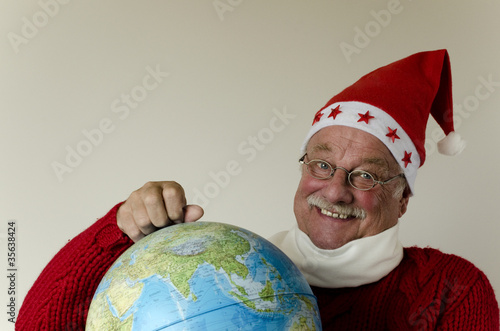 Foto: Weihnachtsmann mit Globus Weihnachtsmann mit Globus
