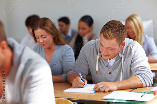 Foto: Studenten lernen im Seminar Studenten lernen im Seminar