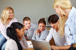 Studenten bei Internet-Recherche