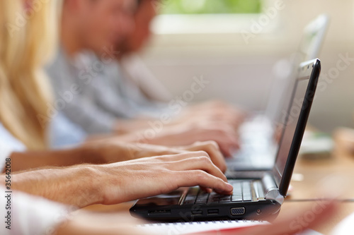 Foto: Hände tippen auf Netbook Hände tippen auf Netbook