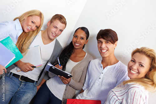 Photo: Schüler lernen an Schule Schüler lernen an Schule