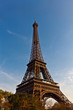 Tour Eiffel et ciel bleu