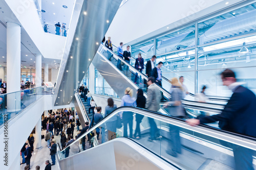 Foto: trade fair staircase with blurred people trade fair staircase with blurred people