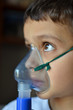 bambino con aerosol