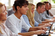 Student mit Netbook im Seminar