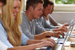 Studenten lernen mit Laptops