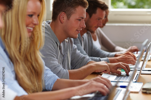 Photo: Studenten lernen mit Laptops Studenten lernen mit Laptops
