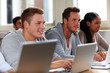 Studenten arbeiten an Laptops