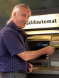 am Geldautomaten