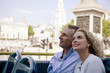Foto: A couple sitting on a sightseeing bus, admiring the view A couple sitting on a sightseeing bus, admiring the view