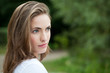 Foto: Portrait einer schönen Frau im Grünen Portrait einer schönen Frau im Grünen