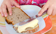 Brote schmieren mit Magarine