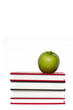Mela verde sui libri, merenda sana durante lo studio