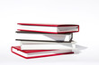 Pila di libri su fondo bianco