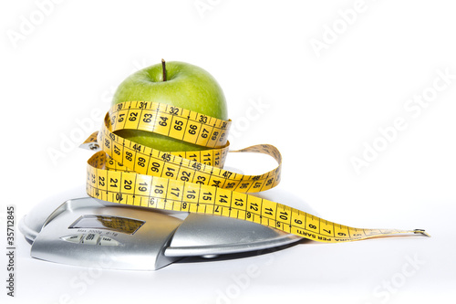 Photo: Mela verde, bilancia e metro, dieta, salute, alimentazione Mela verde, bilancia e metro, dieta, salute, alimentazione
