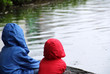 Kinder im Regen am See