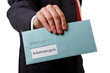 Foto: Mann übergibt Brief mit Arbeitszeugnis Mann übergibt Brief mit Arbeitszeugnis