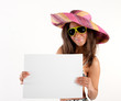Foto: Girl in hat displaying billboard for copy space Girl in hat displaying billboard for copy space