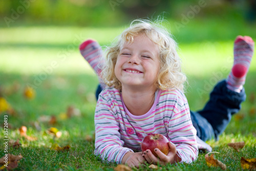 Foto: funny girl with apple funny girl with apple