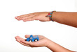modellino automobile nelle mani di un bambino