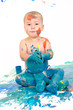 kleiner Junge malt mir Fingerfarben