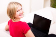junge blonde Frau mit Laptop