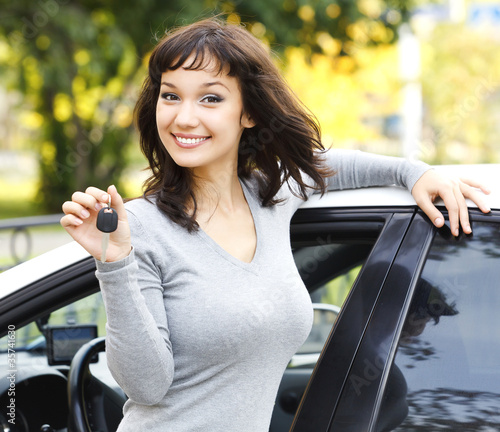 Foto: Pretty girl showing the car key Pretty girl showing the car key