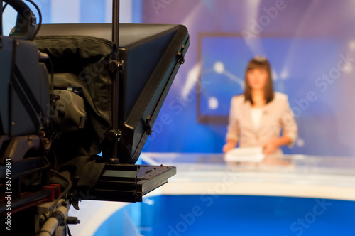 Foto: Reporter presenting news Reporter presenting news