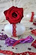 Ostereier und rote Rose