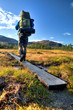 Foto: Wanderer mit Rucksack auf dem Weg durch Moorlandschaft Wanderer mit Rucksack auf dem Weg durch Moorlandschaft