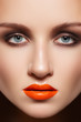 Foto: Glamourous woman face with fashion make-up. Sexy gloss makeup Glamourous woman face with fashion make-up. Sexy gloss makeup