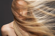 Foto: Woman model with flying hair. Shiny long health hairstyle Woman model with flying hair. Shiny long health hairstyle