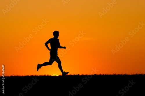 Photo: Jogger vor dem Abendhimmel Jogger vor dem Abendhimmel