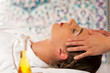 Wellness - Frau erhält Kopfassage in Spa