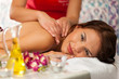 Wellness - Frau erhält Massage in Spa