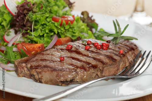 Photo: Rumpsteak an Salat Rumpsteak an Salat