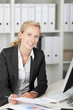 blonde frau im büro