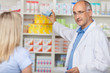 freundlicher apotheker berät eine kundin